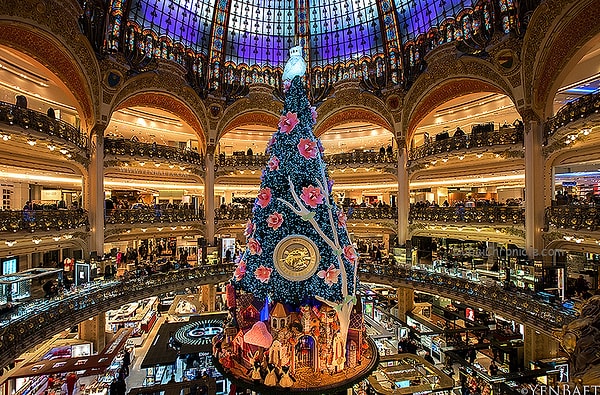 9. Рождественская елка в Галери Лафайет. Париж, Франция
