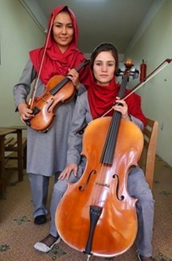 8. Negin Khpalwak 19 yaşında ve Afganistan'da yalnızca kadınlardan kurulu bir orkestranın liderliğini yapıyor. Ama bu kadınların her birinin hayatı müzik yüzünden tehlikede.