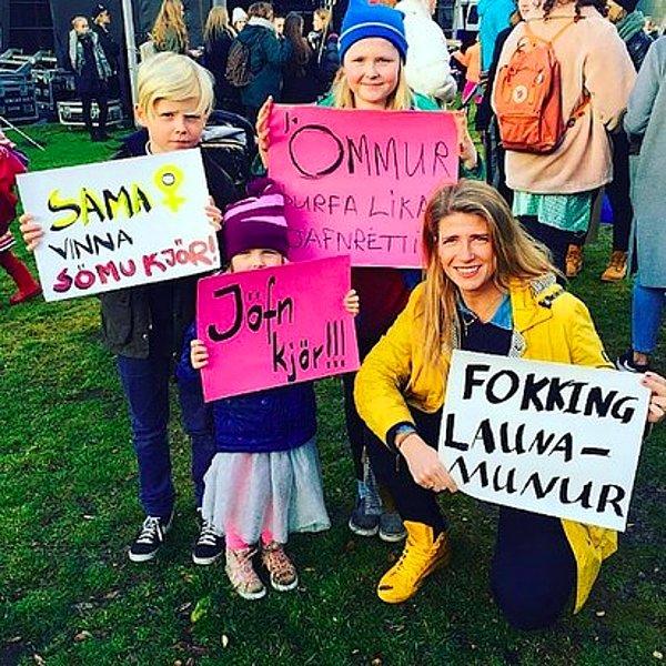 16. İzlanda'da binlerce kadın, 14:38'de işyerinden ayrılarak maaş konusunda yapılan cinsiyet ayrımını protesto etti.