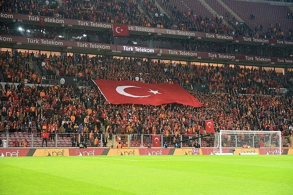 1. Galatasaray taraftarları tribünde Türk bayrağı açtı