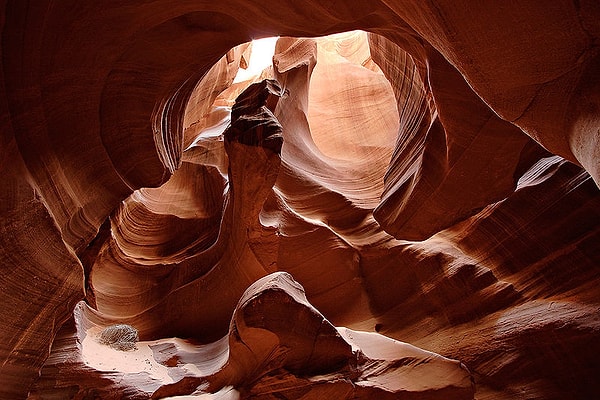 9. Лежащий на землях племени Навахо и принадлежащий индейцам этого племени каньон получил свое название благодаря рыже-красным стенам. Как называется этот каньон?