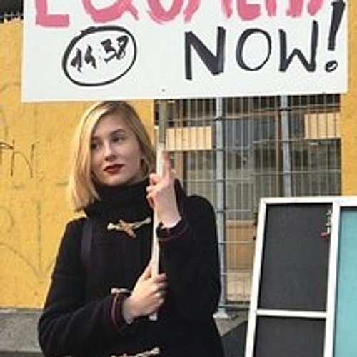 24 октября в 14.38 женщины Исландии вышли на митинг за равную оплату труда.