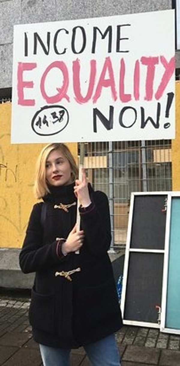 9. 24 октября в 14.38 женщины Исландии вышли на митинг за равную оплату труда.