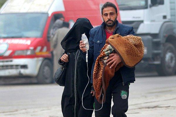 26. Kucağında serum takılı bir çocukla birlikte Halep'in muhalif güçlerin elinde bulunan iç kısımlarına doğru kaçan bir adam.