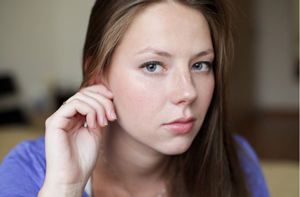 7. Эта девушка касается своего уха при разговоре. Что она чувствует?