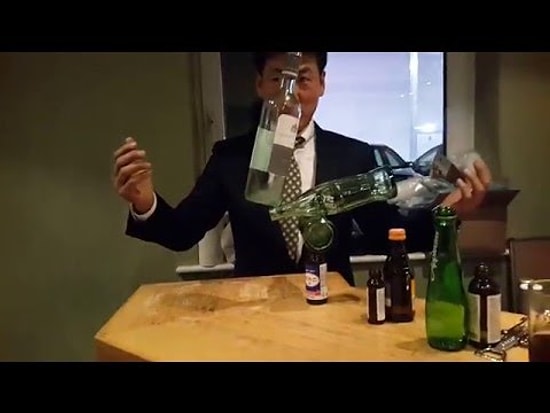 С такой пирамидой из бутылок вы бы точно сделали селфи