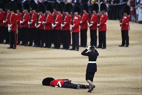 38. Гвардеец упал в обморок на ежегодной церемонии Trooping the Colour в день рождения королевы Елизаветы. Лондон, Великобритания, 11 июня 2016 года