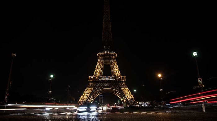 Paris’in Simgesi Eyfel Kulesi Halep İçin Karardı