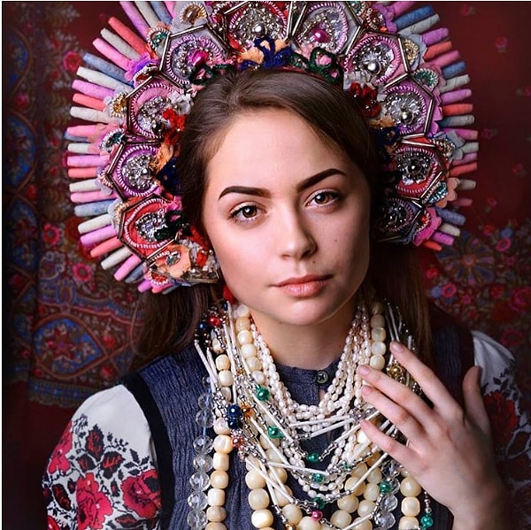 12. Да и что греха таить - красота девушек под стать кокошникам у них на голове