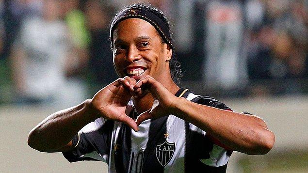 3-5 sene insanüstü bir futbol oynadıktan sonra Ronaldinho'da bir düşüş başladı. Önce Milan'a, sonra Güney Amerika'ya gitti.