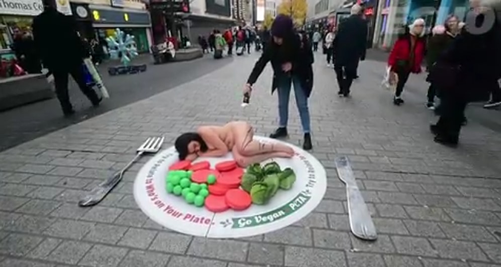 PETA'dan Sokak Ortasında Çıplak Protesto