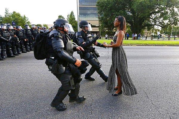 1. ABD'de polisin Alton Sterling adında siyahi bir adamı öldürmesinin ardından gerçekleşen protestolarda göz altına alınan kadın leshia Evans.