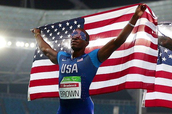 4. Paralimpik Oyunları'nda 100 metre erkekler zaferini kutlayan ABD'li atlet David Brown.