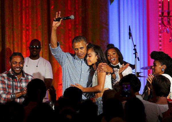 7. Barack Obama 4 Temmuz kutlamalarında aynı zamanda 18. doğum gününü kutlayan kızı Malia'ya sarılıyor.