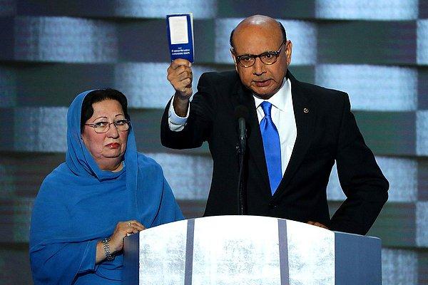16. 2014 yılında İrak'ta bir intihar bombacısına kurban giden ABD'li Müslüman asker Humayun Khan'ın babası Demokratik Ulusal Kongresi'nde ABD Anayasasını elinde göstererek konuşuyor.
