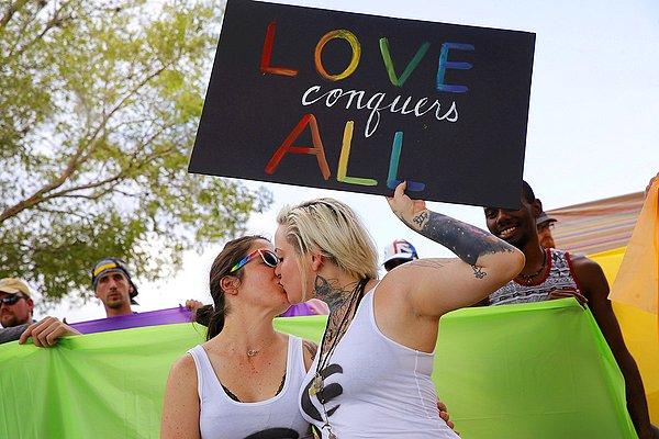 44. Orlando'da bir gece klulübüne yapılan homofobik saldırı sırasında Javier Jorge Reyes'ın vurularak öldürülmesini protesto eden eşcinsel çift Tiffany Findley ve Adriana Kelley Westboro Kilisesi önünde öpüşüyor.