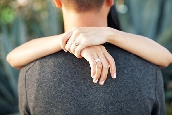 3. Не перебарщивайте с нежностями перед носом у друзей