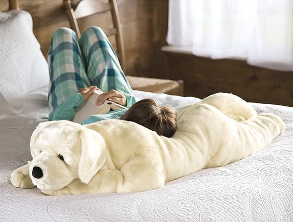 5. Огромная мягкая пушистая подушка в виде собаки