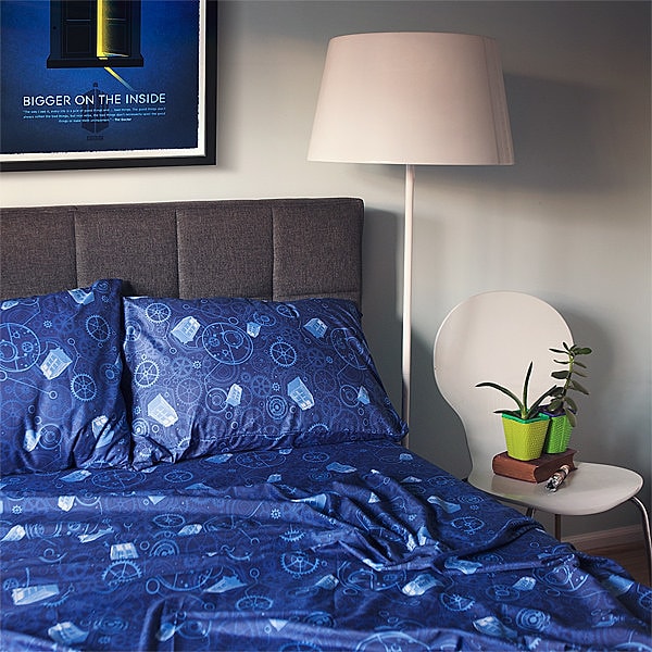 18. Постельное белье с Тардис для тех Повелителей времени, кто повернул бы время вспять, чтобы поспать дольше