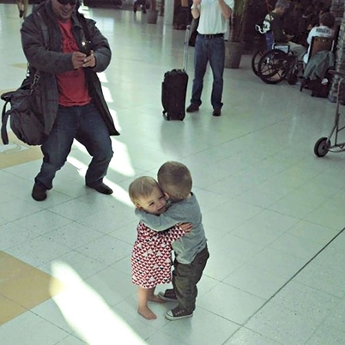 These cuties who didn't look for further reasons to hug a stranger!