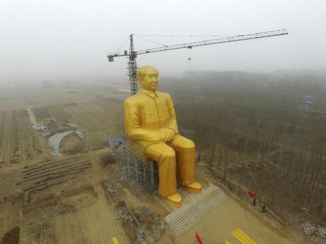 2. A giant statue of Chinese late chairman Mao Zedong under construction near crop fields in a village of Tongxu county, China.