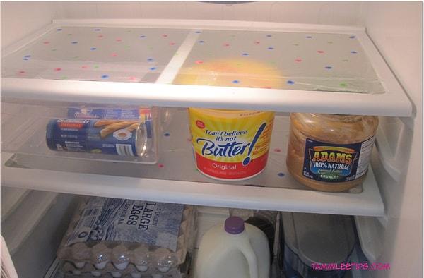 10. Buzdolabı raflarını temiz tutmak için streç filmle kaplayın.
