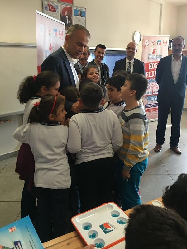 Çekmeköy Belediye Başkanı Ahmet Poyraz tarafından başlatılan proje ile Çekmeköy ilçesinde bulunan bütün okullara Mangala Oyun setleri hediye edildi.