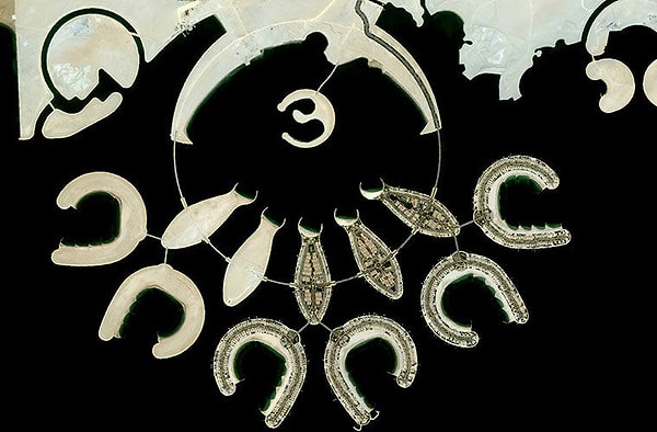 10. Рыбки и подковы...Чего только не придумают эти строители...Какой это город?