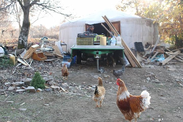 Gağgı Çiftliği’ndeki yapılar ise yurt adı verilen geleneksel çadırlardan oluşuyor. Mutfak, banyo, atölye, sera gibi yurtların inşa edildiği Gağgı’da bulunan 8 yurt odun sobası ile ısıtılıyor.