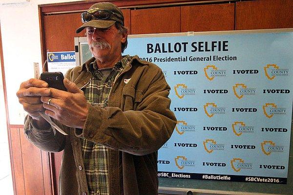 5. ABD'de bazı eyaletlerde oy pusulaları ile selfie çekmek yasaklanınca Kaliforniya "OYUMU VERDİM" arka planlı bir selfie tablosu hazırladı.