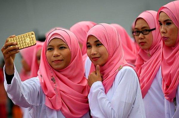 12. Malezya'nın iktidar partisinin yıllık kongresinden hemen önce kadın parti üyeleri.
