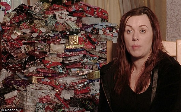 Facebook-пользователи узнали об этом шокирующем числе, когда Эмма выложила в Сеть свой снимок с новогодней ёлочкой на фоне.