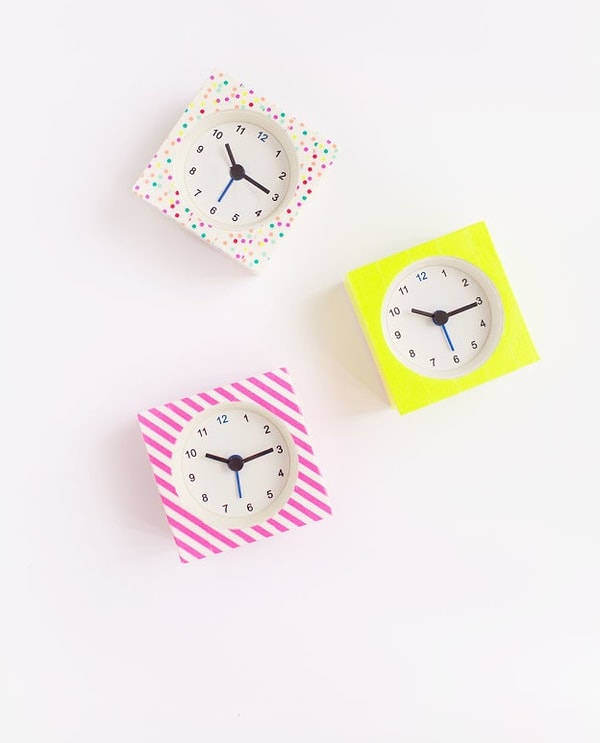12. Обычный будильник, украшенный разноцветной клейкой лентой