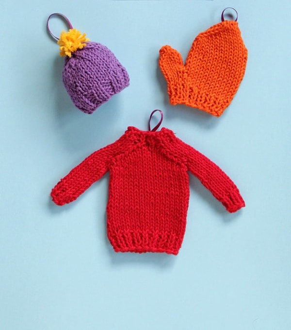 16. Миниатюрные вязаные украшения для елки