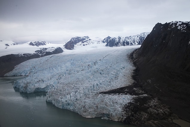 19. Norveç'in Ny-Alesund kesimindeki yaz mevsimi sıcaklıkları son 30 yılda 11 derece artış gösterdi. Bunun sonucunda Blomstrand Buzulu yok olmaya yüz tuttu.
