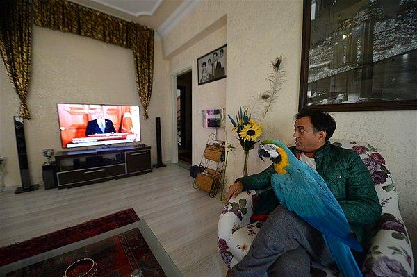 Metin Suna papağanı ile güne kahvaltı yaparak başlıyor, ona duş aldırıyor, birlikte televizyon izleyip okey ve tavla oynuyor.