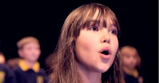 До мурашек... девочка-аутист поет рождественский гимн