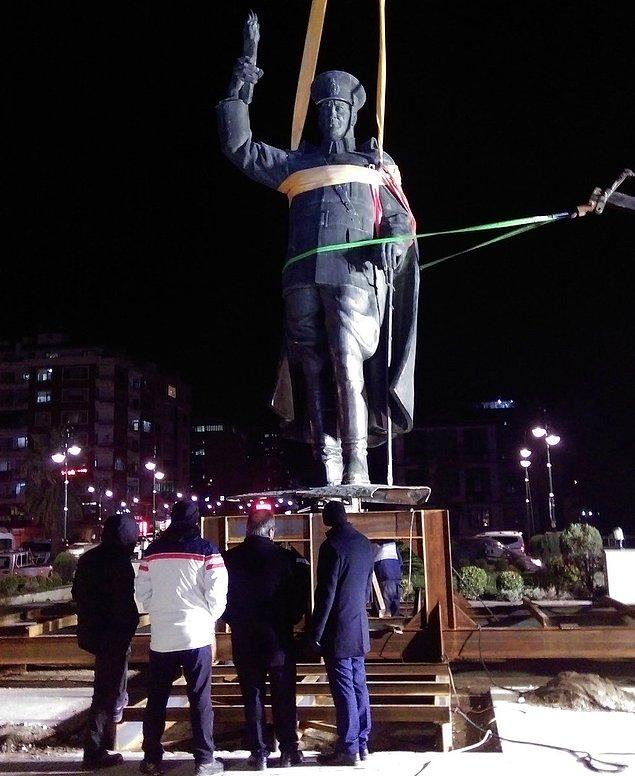 Rize Belediyesi akşam saatlerinde heykelin Valilik önündeki tören alanına taşındığını açıkladı. Heykelin alana konulduğunu gösteren bir fotoğraf da sosyal medyada paylaşıldı.