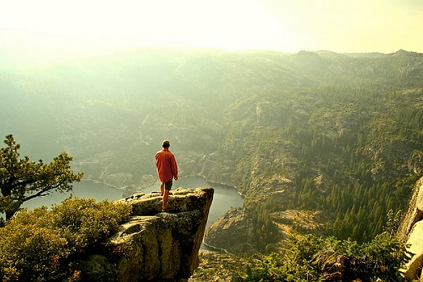 6. "Мужество побеждает даже головокружение на краю пропасти; а где же человек не стоял бы на краю пропасти! Разве смотреть в себя самого — не значит смотреть в пропасть!"