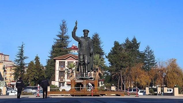 'Bundan sonraki resmi törenlerimizin Rize Valiliği önünde yapılacak olması nedeniyle Atatürk heykeli, yeni tören alanına yerleştirilmiştir'