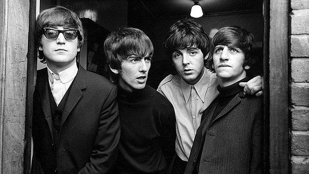 1. The Beatles üyeleri, renk ayrımına şiddetle karşı çıkıyor ve bu ayrımın olduğu organizasyonlarda çalmayı reddediyordu.