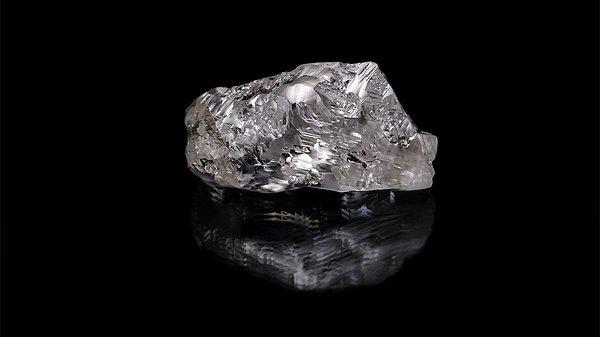 32. En büyük ve berrak elmasların, dünya yüzeyinin kilometrelerce altında, sıvı metalin içinde şekillendiği düşünüldü.