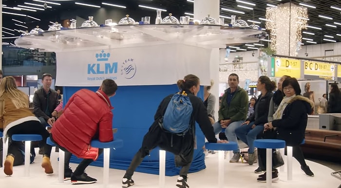 Yalnız Seyahat Eden İnsanları Noel Masasında Buluşturan Havayolu Firması