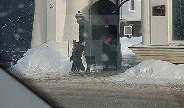 Lazareva v soprovojdenii ego rebenka i mam jurnalist zametili u odnogo iz moskovskix xramov