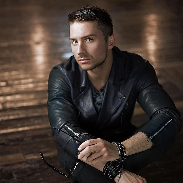 No kak je tak, nikomu ved nichego ne blo izvestno o tom, chto u Sergeya bli otnosheniya s kakoy-to jenshinoy, kotoraya podarila emu rebenka