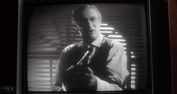 2. Фильма, который Кевин просматривает на видеомагнитофоне, не существует в природе