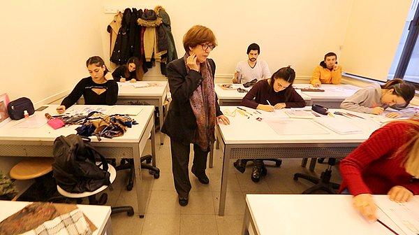 Betül Dengili Atlı, şimdi 71 yaşında ve Işık Üniversitesi Moda ve Tekstil Tasarımı Bölüm Başkanı. Prof. Atlı, çizime olan merakının hiç bitmediğini söylüyor:
