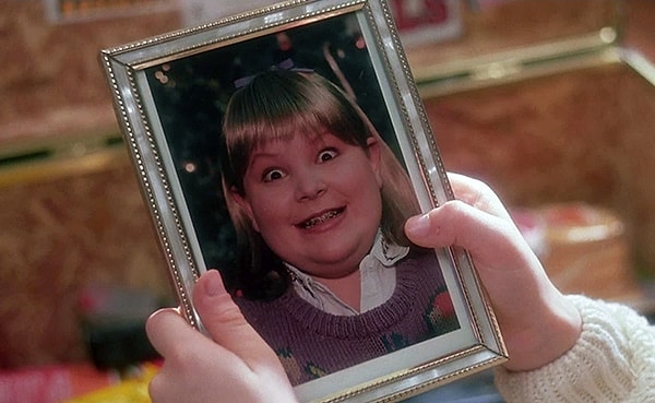 12. В комнате старшего брата Базза Кевин находит портрет его подружки. Как оказалось, на фото – загримированный сын художника-постановщика