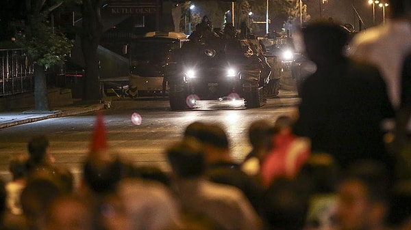 4- "15 Temmuz'da görevdeydi, bizi aradı, 'Anne ben havaalanına indim. Burası çok karışık. Ne olacağımız belli değil. Hakkını helal et' dedi."