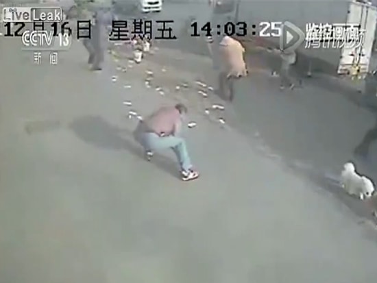 Para Dolu Çantasını Düşürünce Paraları Havada Uçuşan Şanssız Adam